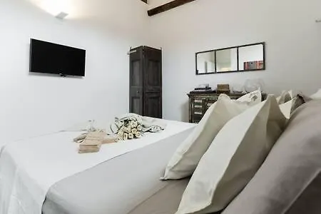 Red Immerso Tra Le Mura Bolognesi * ボローニャ