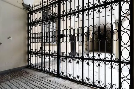 Red Immerso Tra Le Mura Bolognesi アパート *