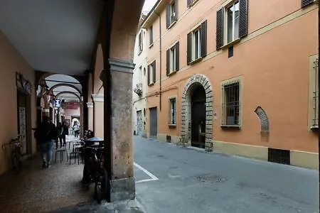 Red Immerso Tra Le Mura Bolognesi Bolonya