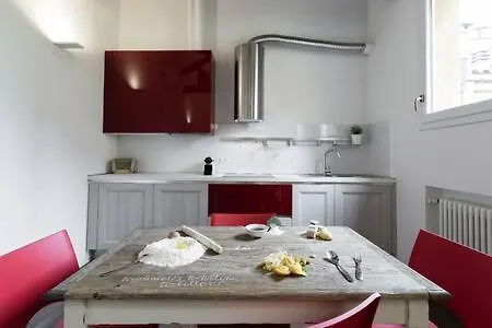 Red Immerso Tra Le Mura Bolognesi *