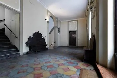 Red Immerso Tra Le Mura Bolognesi * بولونيا