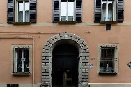 Red Immerso Tra Le Mura Bolognesi Bologna