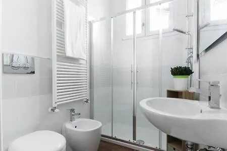 Red Immerso Tra Le Mura Bolognesi