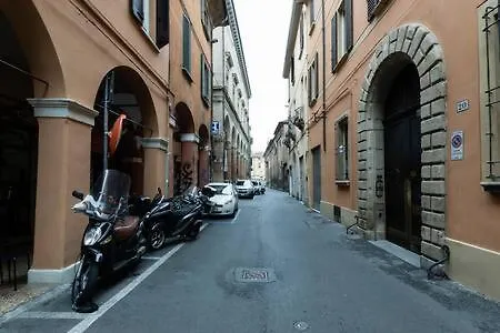 Red Immerso Tra Le Mura Bolognesi 볼로냐